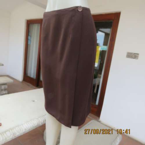 Ageless ,easy to wear choc.brown fold over fully lined skirt size 34/10. In polyester crepe.As new.