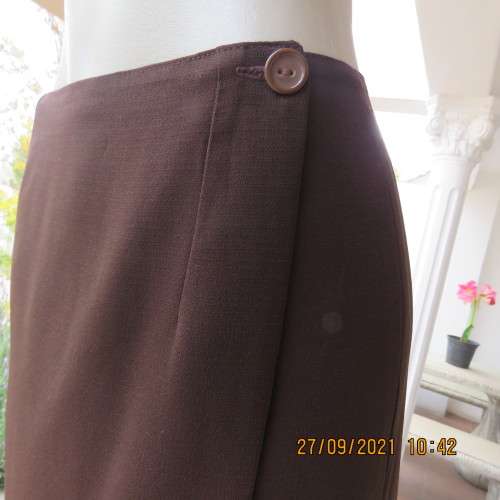 Ageless ,easy to wear choc.brown fold over fully lined skirt size 34/10. In polyester crepe.As new.