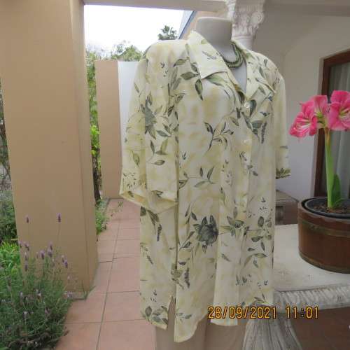 Beautiful size 52/28 short sleeve top in yellowgreen with olivegreen leaves.Button down. As new cond