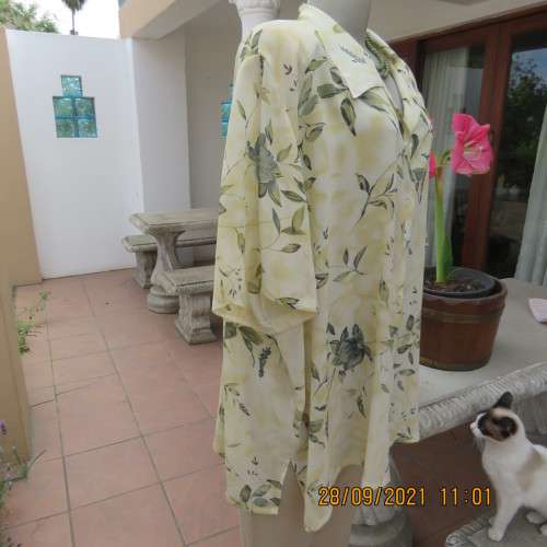 Beautiful size 52/28 short sleeve top in yellowgreen with olivegreen leaves.Button down. As new cond
