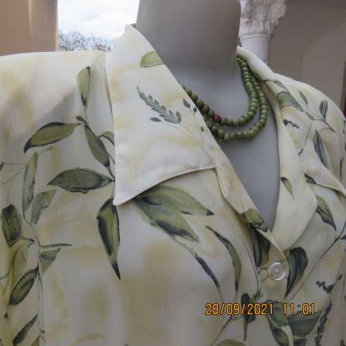 Beautiful size 52/28 short sleeve top in yellowgreen with olivegreen leaves.Button down. As new cond