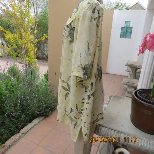 Beautiful size 52/28 short sleeve top in yellowgreen with olivegreen leaves.Button down. As new cond