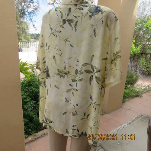 Beautiful size 52/28 short sleeve top in yellowgreen with olivegreen leaves.Button down. As new cond