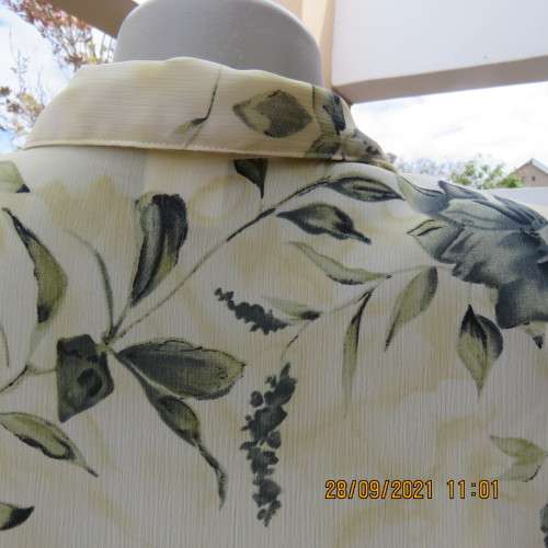 Beautiful size 52/28 short sleeve top in yellowgreen with olivegreen leaves.Button down. As new cond
