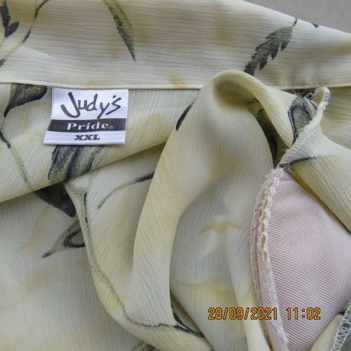Beautiful size 52/28 short sleeve top in yellowgreen with olivegreen leaves.Button down. As new cond