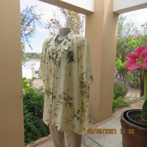 Beautiful size 52/28 short sleeve top in yellowgreen with olivegreen leaves.Button down. As new cond