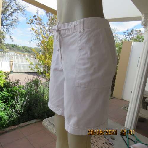 Snow white ladies shorts in cotton with some stretch. Size 40/16. By MOZAIC. As new.