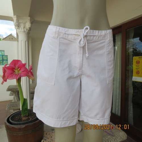 Snow white ladies shorts in cotton with some stretch. Size 40/16. By MOZAIC. As new.