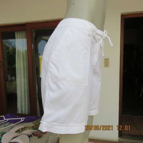 Snow white ladies shorts in cotton with some stretch. Size 40/16. By MOZAIC. As new.