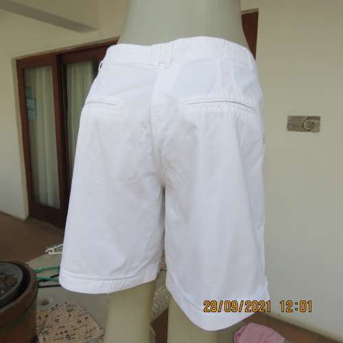Snow white ladies shorts in cotton with some stretch. Size 40/16. By MOZAIC. As new.