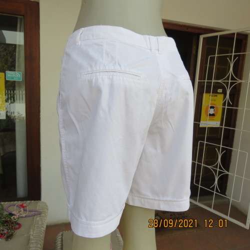 Snow white ladies shorts in cotton with some stretch. Size 40/16. By MOZAIC. As new.