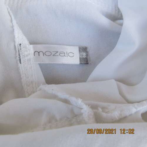 Snow white ladies shorts in cotton with some stretch. Size 40/16. By MOZAIC. As new.