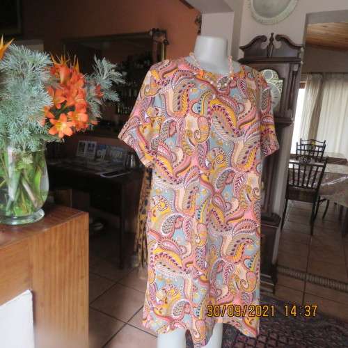 Get noticed in this cool knee length tunic style slip over dress size 44/20 by OAKRIDGE. As new.