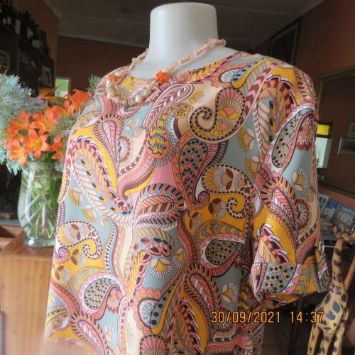 Get noticed in this cool knee length tunic style slip over dress size 44/20 by OAKRIDGE. As new.