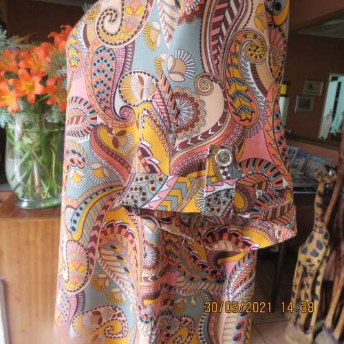 Get noticed in this cool knee length tunic style slip over dress size 44/20 by OAKRIDGE. As new.
