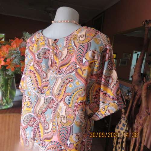 Get noticed in this cool knee length tunic style slip over dress size 44/20 by OAKRIDGE. As new.