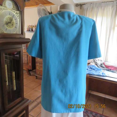 Smart sky blue summer jacket with V neck close with 2 buttons.Loose size 38/14 no label. New cond.