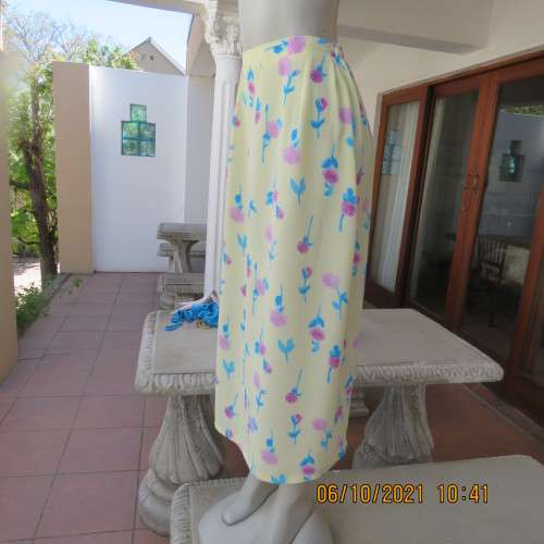 Easy to wear vanilla yellow ankle length straight vintage skirt with blue/lilac flowers. Size 38/14