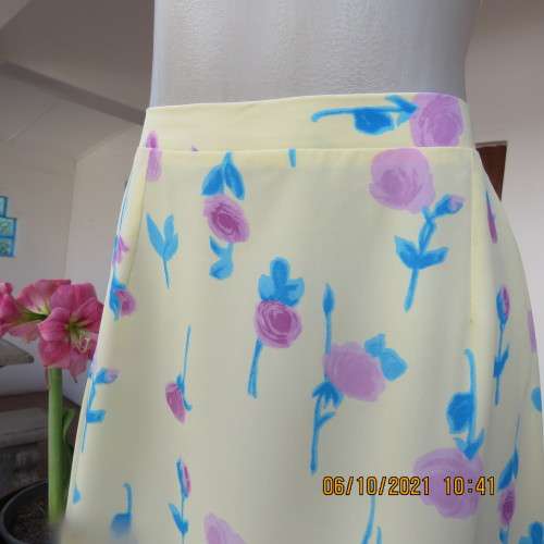 Easy to wear vanilla yellow ankle length straight vintage skirt with blue/lilac flowers. Size 38/14