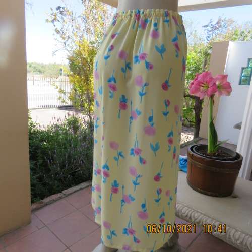 Easy to wear vanilla yellow ankle length straight vintage skirt with blue/lilac flowers. Size 38/14