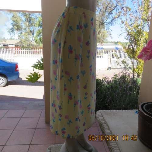 Easy to wear vanilla yellow ankle length straight vintage skirt with blue/lilac flowers. Size 38/14