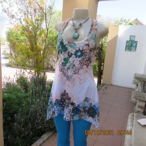 Cool long baroque patterned white with blue/brown top. High/low seamline. Size 34/10.Good cond.