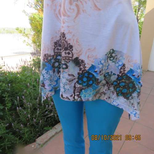 Cool long baroque patterned white with blue/brown top. High/low seamline. Size 34/10.Good cond.