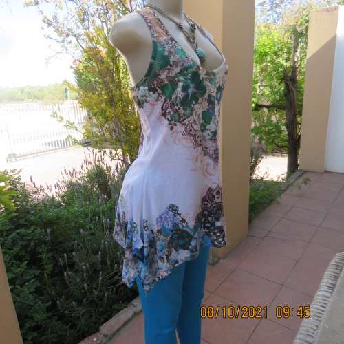 Cool long baroque patterned white with blue/brown top. High/low seamline. Size 34/10.Good cond.