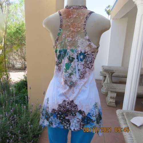 Cool long baroque patterned white with blue/brown top. High/low seamline. Size 34/10.Good cond.