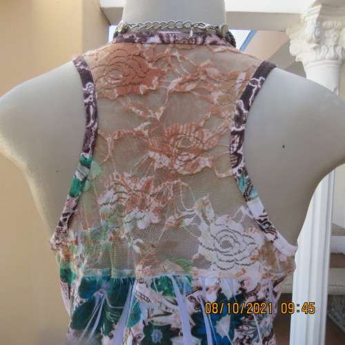 Cool long baroque patterned white with blue/brown top. High/low seamline. Size 34/10.Good cond.