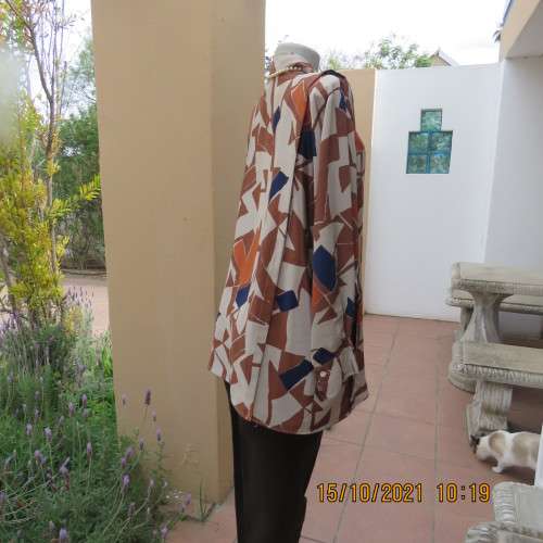 Geometric printed dark cream with navy,brick and brown patterns.Size 42/18.Button down.Good cond.