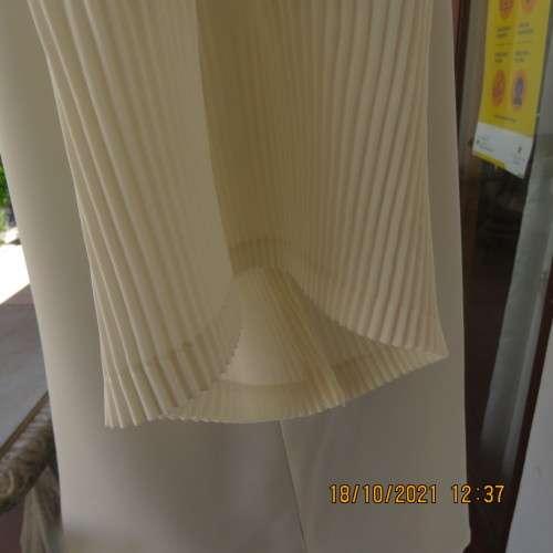 Stunning light cream luxury embroidered vintage size 42/18 blouse by WAH FAT..Perm.pleated sleeves.