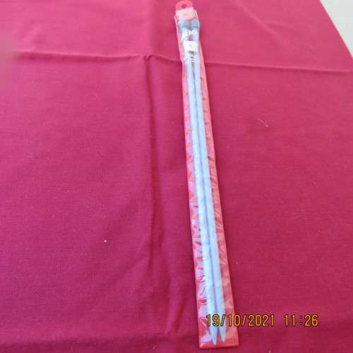 Pair of AERO plastic knitting needles size 4 made in England. New condition.