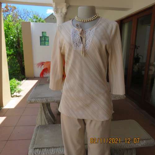 High quality slip over beige top by NEWS size 34/10 in diagonal stripes.In textured polyester/rayon