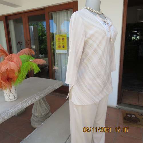 High quality slip over beige top by NEWS size 34/10 in diagonal stripes.In textured polyester/rayon