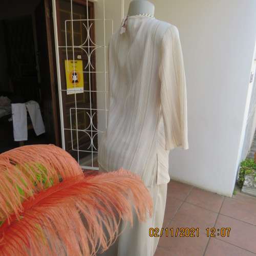 High quality slip over beige top by NEWS size 34/10 in diagonal stripes.In textured polyester/rayon