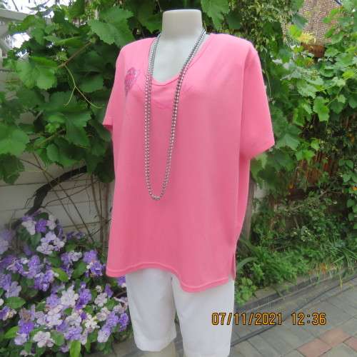 Coral colour slip over short sleeve top in ribbed polycotton fabric.Applique satin flower.Size 46/48
