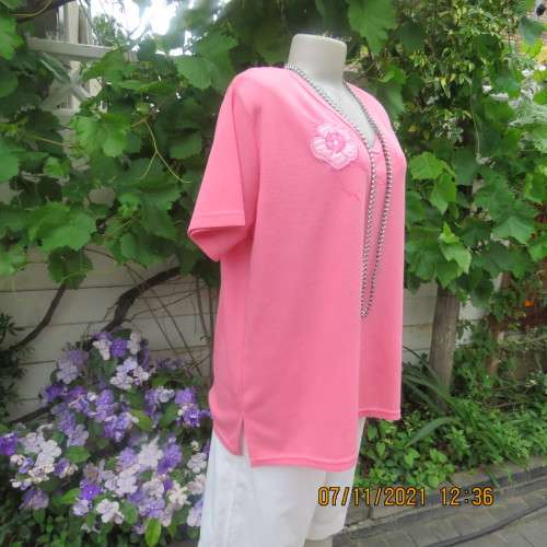 Coral colour slip over short sleeve top in ribbed polycotton fabric.Applique satin flower.Size 46/48