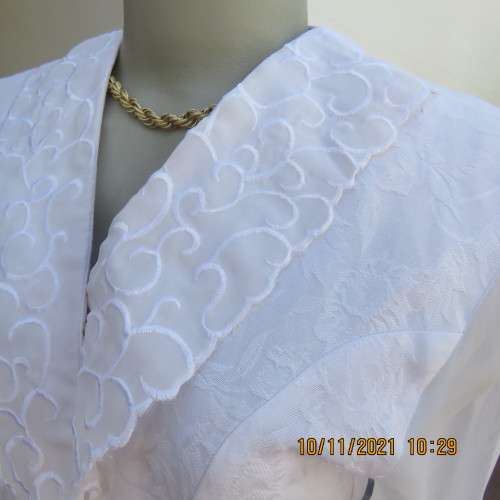 Nostalgic white embossed polyester short top/jacket with lace collar.By RHAPSODY size 34/10.As new