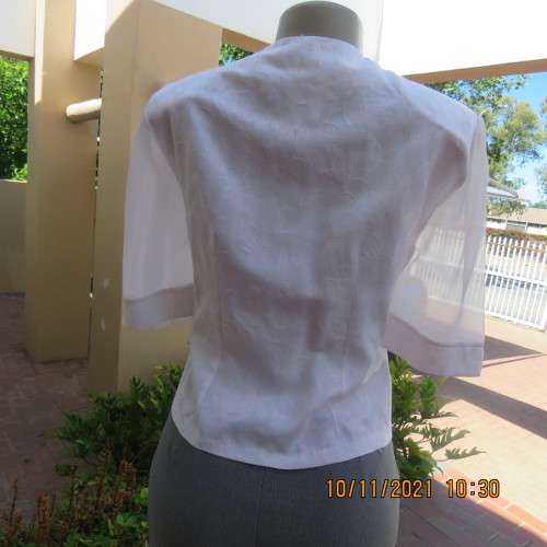 Nostalgic white embossed polyester short top/jacket with lace collar.By RHAPSODY size 34/10.As new