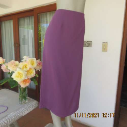 Elegant light mulberry calf length pencil skirt in size 44/20 by DUNNILIA.Bandless front.As new.