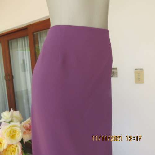 Elegant light mulberry calf length pencil skirt in size 44/20 by DUNNILIA.Bandless front.As new.