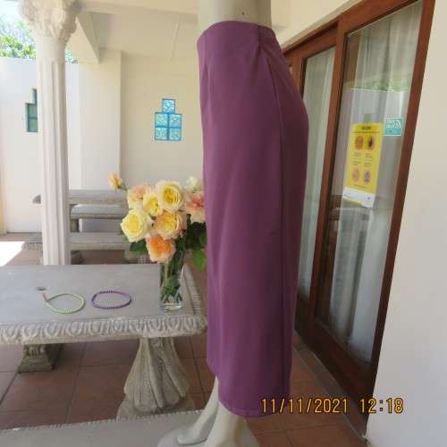 Elegant light mulberry calf length pencil skirt in size 44/20 by DUNNILIA.Bandless front.As new.