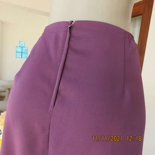 Elegant light mulberry calf length pencil skirt in size 44/20 by DUNNILIA.Bandless front.As new.