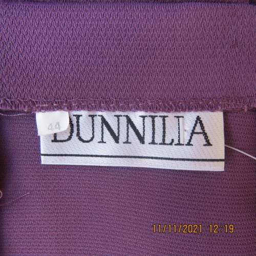 Elegant light mulberry calf length pencil skirt in size 44/20 by DUNNILIA.Bandless front.As new.