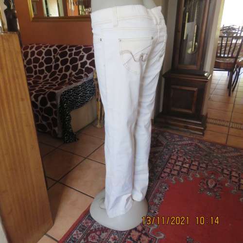 Best quality light cream stretch cotton size 38/14 QUEENSPARK bootcut jeans.New condition.