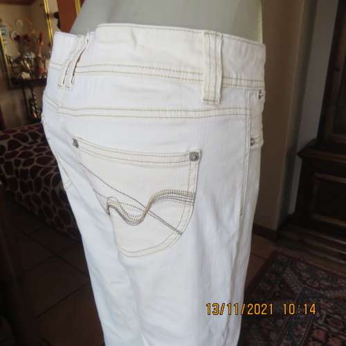 Best quality light cream stretch cotton size 38/14 QUEENSPARK bootcut jeans.New condition.