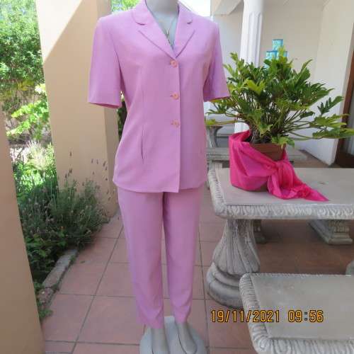 One of a kind rose pink vintage ARROPE 2 pc pantsuit in viscose/lana blend.Size 34/10. Perfect fit.
