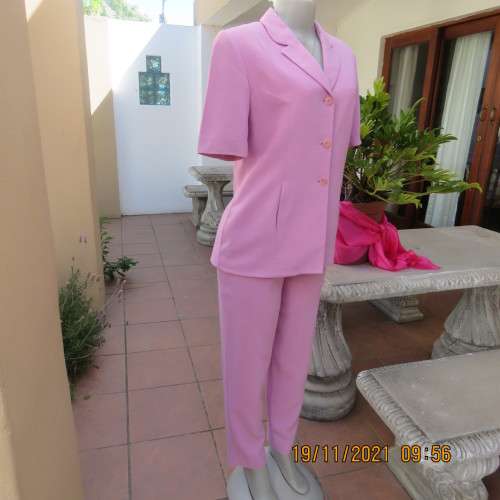 One of a kind rose pink vintage ARROPE 2 pc pantsuit in viscose/lana blend.Size 34/10. Perfect fit.