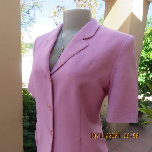 One of a kind rose pink vintage ARROPE 2 pc pantsuit in viscose/lana blend.Size 34/10. Perfect fit.
